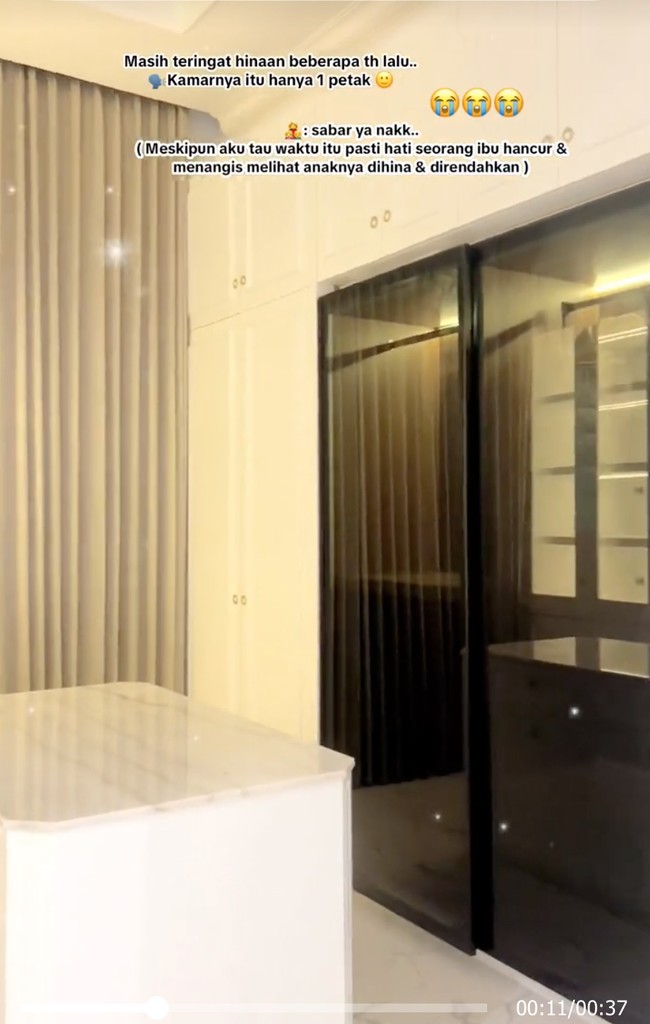 Walk in closet di kamar Angel itu dipenuhi dengan lemari-lemari besar berwarna putih dan lemari kaca berwarna hitam. Foto: dok. TikTok/@angeltacik_official