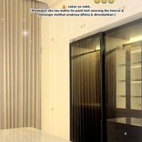 Walk in closet di kamar Angel itu dipenuhi dengan lemari-lemari besar berwarna putih dan lemari kaca berwarna hitam. Foto: dok. TikTok/@angeltacik_official
