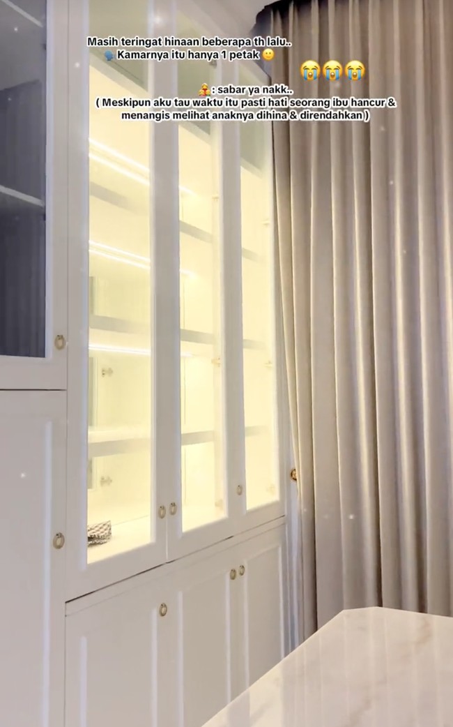 Meski masih terlihat kosong namun nantinya lemari-lemari tersebut akan digunakan untuk meletakkan koleksi fashion milik Angel dan suaminya. Foto: dok. TikTok/@angeltacik_official