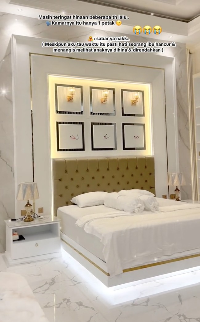 Bagian kamarnya pun tak kalah elegan dan modern. Ditambah dengan lantai dan dinding marmer, kamar tersebut jadi terlihat kian mewah. Foto: dok. TikTok/@angeltacik_official