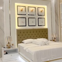 Bagian kamarnya pun tak kalah elegan dan modern. Ditambah dengan lantai dan dinding marmer, kamar tersebut jadi terlihat kian mewah. Foto: dok. TikTok/@angeltacik_official