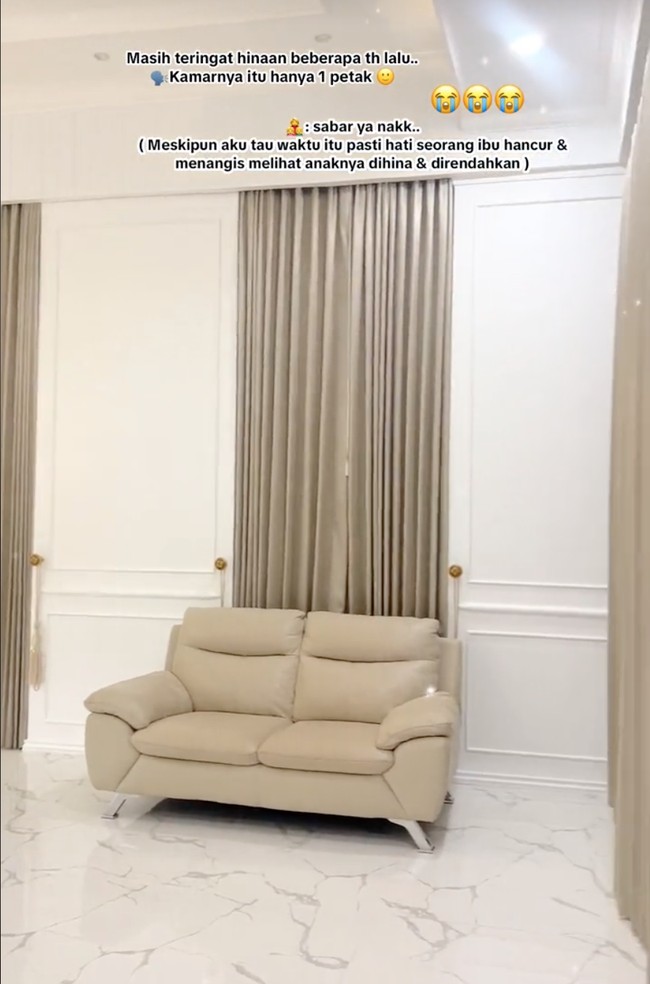 Di samping tempat tidurnya juga terdapat sofa berwarna coklat yang bisa digunakan untuk bersantai. Foto: dok. TikTok/@angeltacik_official