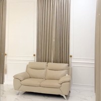 Di samping tempat tidurnya juga terdapat sofa berwarna coklat yang bisa digunakan untuk bersantai. Foto: dok. TikTok/@angeltacik_official