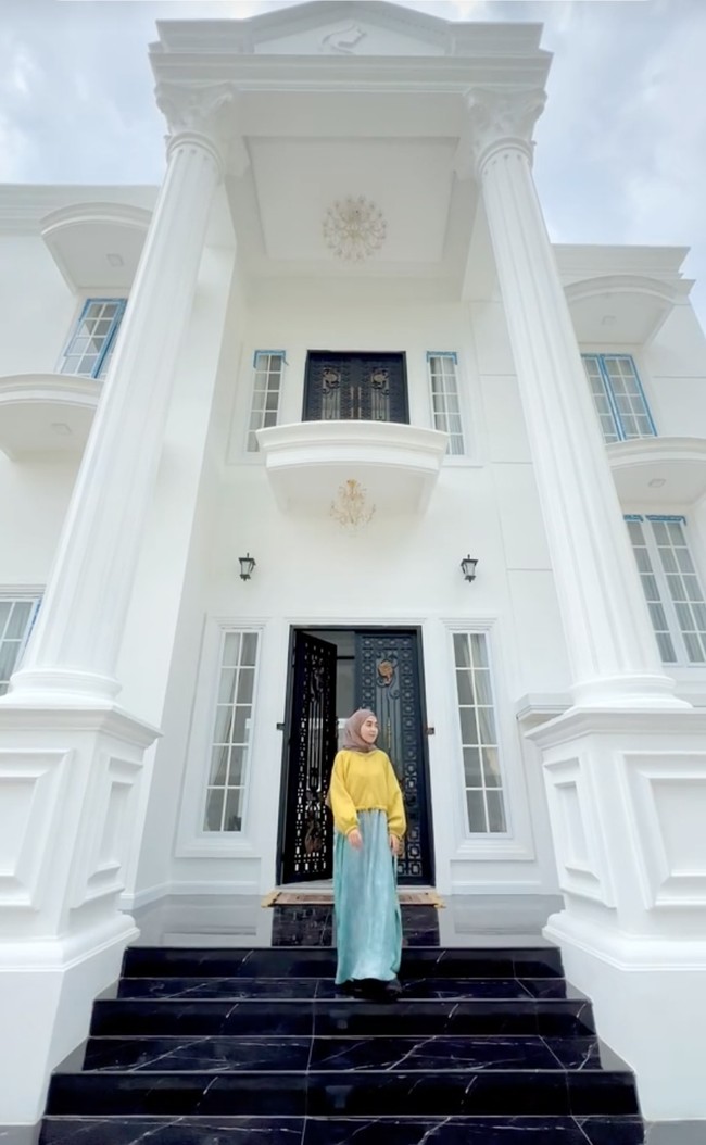 Melalui akun TikTok pribadinya bos skincare Angel Tacik membagikan potret rumah barunya yang sudah selesai di bangun. Dari luar rumahnya itu tampak begitu megah bak istana dengan didominasi warna putih. Foto: dok. TikTok/@angeltacik_official