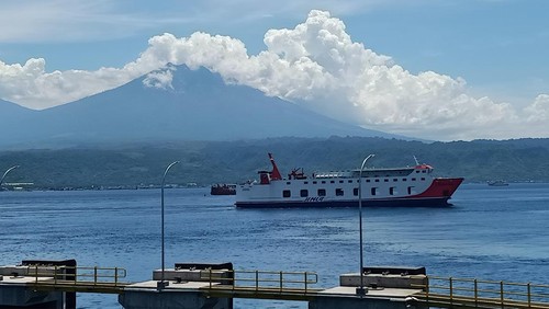 Salah satu kapal berlayar di Selat Bali, Rabu (3/4/2024).