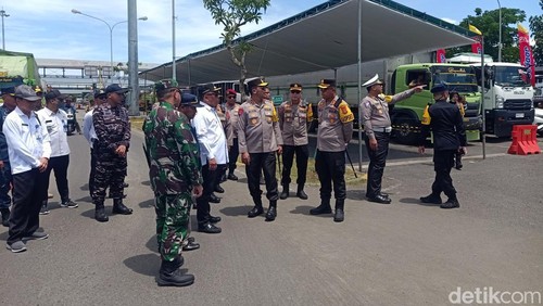 Kapolda Bali Irjen Ida Bagus Kade Putra Narendra saat melaksanakan pengecekan kesiapan arus mudik di Pelabuhan Gilimanuk, Bali, Rabu (3/4/2024). (I Putu Adi Budiastrawan/detikBali).