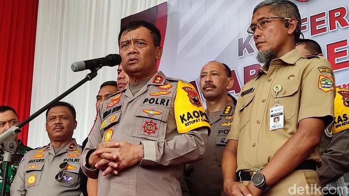 Kapolda Jateng Irjen Ahmad Luthfi saat memberikan keterangan pers terkait pengamanan arus mudik, di Makodam Diponegoro, Semarang, Rabu (3/4/2024).