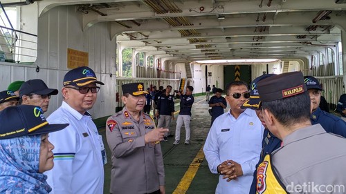 Kapolda NTB Irjen Raden Umar Faroq dan jajaran mengecek kondisi kapal di Dermaga Pelabuhan Lembar, Lombok Barat, NTB, Rabu (3/4/2024). (Ahmad Viqi/detikBali)