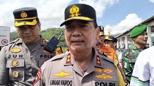 Kapolda NTB Irjen Raden Umar Faroq didampingi Kapolres Lombok Barat AKBP Bagus Nyoman Gede Junaedi di Pelabuhan Lembar, Rabu (3/4/2024). (Foto: Ahmad Viqi/detikBali)