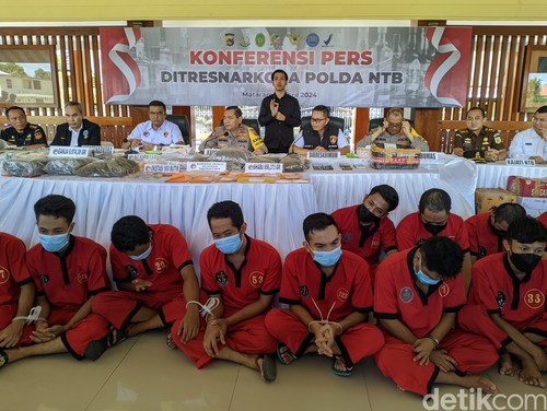 Kapolda NTB Irjen Raden Umar Faroq pimpin konferensi pers penangkapan 37 orang tersangka pengedar Narkoba di Polda NTB, Rabu siang (3/4/2024). (Ahmad Viqi/detikBali)