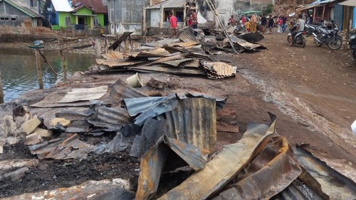 Material sisa kebakaran di Pasar Rompo, Kecamatan Langgudu, Kabupaten Bima, NTB, Rabu (3/4/2024) (Dok. Damkarmat Bima)