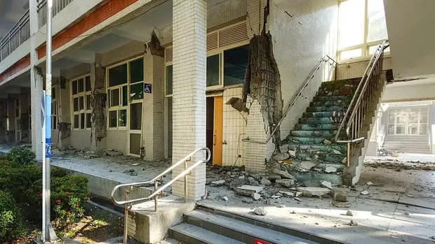 Kerusakan pada gedung di Sekolah Menengah Putri Nasional Hualien