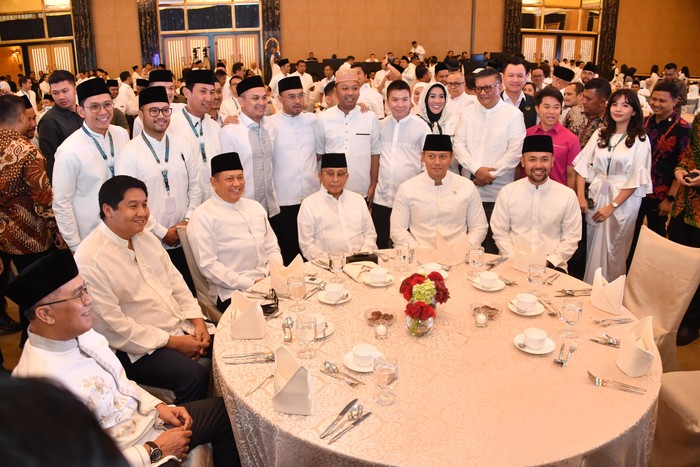 Ketua DPP PDIP Puan Maharani sempat menghadiri agenda berbuka bersama (bukber) dengan Ketua Tim Kampanye Nasional (TKN) Rosan Roeslani dan Ketua MPR Bambang Soesatyo.