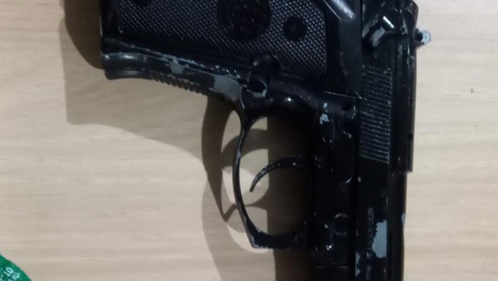 Airsoft gun yang diamankan polisi dari seorang pemuda setelah dia terciduk di Masjid Suciati Sleman, Selasa (2/4/2024) malam.