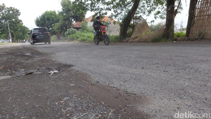 Kondisi jalan alternatif Ciperna - Warung Asem usai dilakukan penambalan