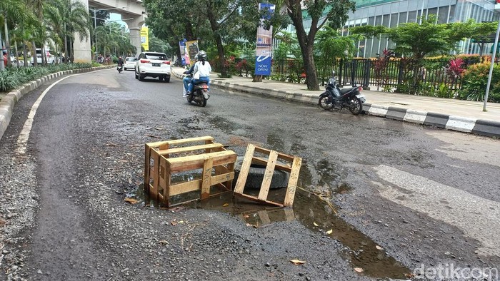 Kondisi jalan berlubang di Jl. Angkatan 45 Kota Palembang