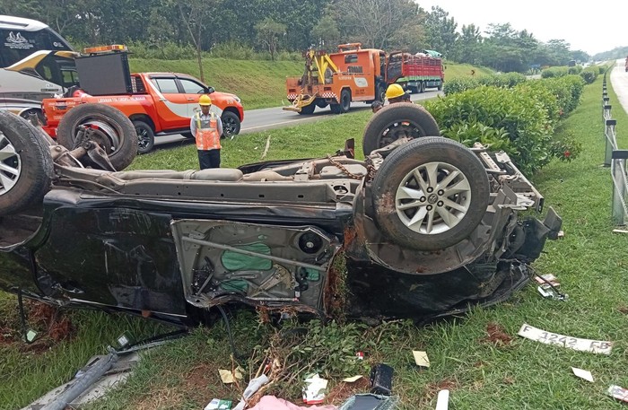 Kondisi kendaraan yang ditumpangi anggota DPRD Jabar mengalami kecelakaan di Tol Cipali.