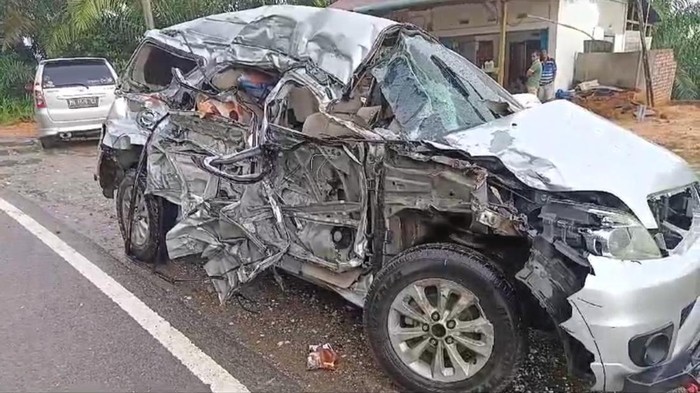 Kondisi minibus yang mengalami kecelakaan di Jalinsum Jambi-Riau menyebabkan dua orang tewas