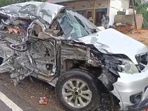 Truk Vs Minibus Adu Kambing di Jalinsum Jambi-Riau, 2 Orang Tewas