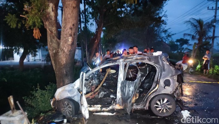 Konidisi mobil yang tinggal kerangka usai tabrak pohon lalu terbakar hingga dua penumpang tewas terpanggang