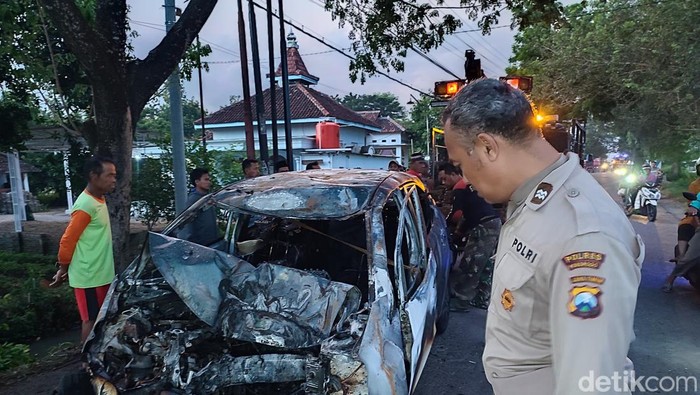 Konidisi mobil yang tinggal kerangka usai tabrak pohon lalu terbakar hingga dua penumpang tewas terpanggang