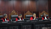 Ketua MK, Suhartoyo, telah meminta Ketua KPU, Hasyim Asyari, untuk mengirimkan nama-nama saksi dan ahli yang akan dihadirkan dalam sidang hari ini. KPU dan Bawaslu diketahui menjadi pihak termohon dalam sidang sengketa Pilpres 2024 di MK.