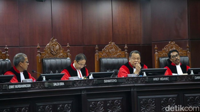 KPU Hadirkan Saksi dan Ahli dalam Lanjutan Sidang PHPU Mahkamah Konstitusi (MK) kembali menggelar sidang lanjutan sengketa Perselisihan Hasil Pemilihan Umum (PHPU) 2024, Jakarta, Rabu (3/4/2024). Agenda sidang hari ini ialah mendengarkan keterangan saksi dan ahli dari KPU dan Bawaslu. KPU akan membawa 2 saksi dan 1 ahli, sedangkan Bawaslu 2 ahli dan 7 saksi.