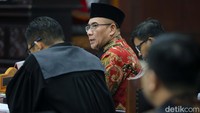 KPU menghadirkan tiga orang saksi yang terdiri dari saksi ahli satu orang dan dua orang saksi biasa.