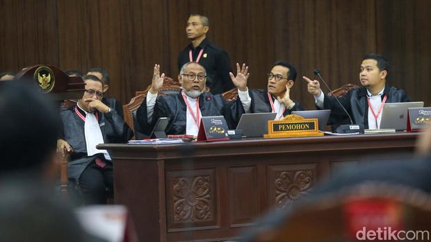 Mahkamah Konstitusi (MK) kembali menggelar sidang lanjutan sengketa Perselisihan Hasil Pemilihan Umum (PHPU) 2024, Jakarta, Rabu (3/4/2024). Agenda sidang hari ini ialah mendengarkan keterangan saksi dan ahli dari KPU dan Bawaslu. KPU akan membawa 2 saksi dan 1 ahli, sedangkan Bawaslu 2 ahli dan 7 saksi.