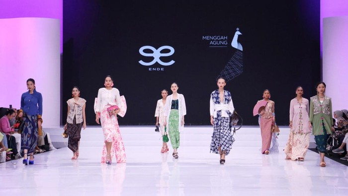 Kreatifitas Anak Bangsa Mejeng di Ajang IFW 2024 Ende ikut serta menampilkan koleksinya di ajang gelaran Indonesia Fashion Week 2024, di Jakarta Convention Center.