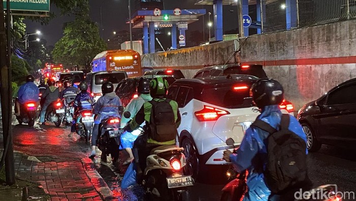 Kemacetan Ekstrem di TB Simatupang Akibat Banjir, Membuat Warga Tersiksa