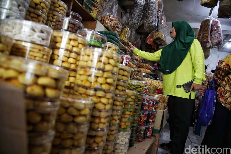 Jelang Lebaran penjualan kue kering makin meningkat. Seperti yang dialamai para pedagang di Pasar Sukapura, Cilincing, Jakarta Utara.