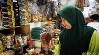 Kue kering diburu warga sebagai hidangan kepada tamu di hari raya.  