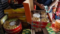Ada juga warga yang membeli kue kering dalam bentuk hampers.  