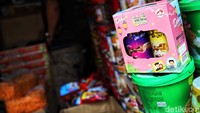 Hampers biasanya diberikan sebagai hadiah kepada sahabat dan kerabat.  