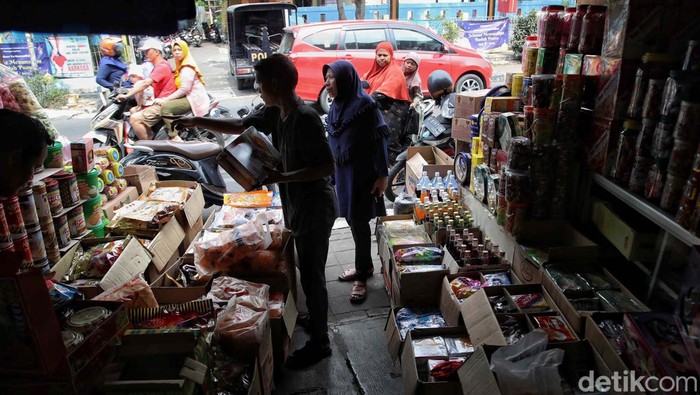 Jelang Lebaran penjualan kue kering makin meningkat. Seperti yang dialamai para pedagang di Pasar Sukapura, Cilincing, Jakarta Utara.