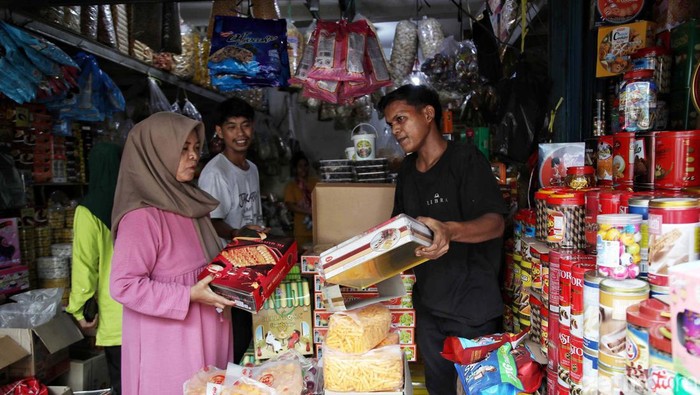 Lebaran Semakin Dekat, Penjualan Kue Kering Semakin Manis Jelang Lebaran penjualan kue kering makin meningkat. Seperti yang dialamai para pedagang di Pasar Sukapura, Cilincing, Jakarta Utara.