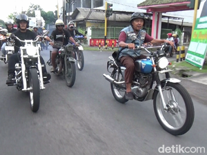Cara Komunitas Motor Antik Lumajang Berbagi Kebahagiaan di Bulan Suci