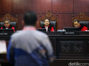 Momen Ketua MK Tegur BW dan Tim 02: Kalau Bicara Semua, Keluar Saja