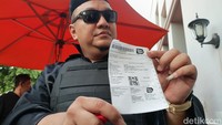 Henry mengatakan rompi itu mengandung pesan agar para hakim MK tidak takut pada tekanan dari penguasa.