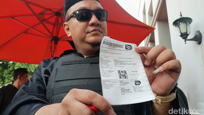Massa di Jogja yang menamakan diri Gerakan Rakyat Untuk Demokrasi dan Keadilan (GARDA) mengirimkan rompi 'Antipeluru' ke Hakim Mahkamah Konstitusi (MK). Ini sebagai simbol dukungan moral kepada Hakim MK dalam sidang sengketa Pilpres 2024. Aksi disimbolkan dengan pengiriman rompi melalui Kantor Pos Besar Yogyakarta, Rabu (3/4/2024).