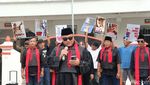 Potret Massa di Jogja Kirim Rompi Antipeluru ke Hakim MK