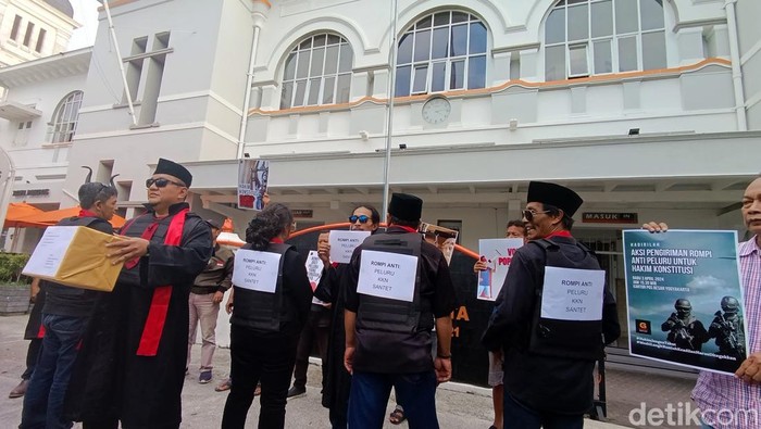 Massa di Jogja yang menamakan diri Gerakan Rakyat Untuk Demokrasi dan Keadilan (GARDA) mengirimkan rompi 'Antipeluru' ke Hakim Mahkamah Konstitusi (MK). Ini sebagai simbol dukungan moral kepada Hakim MK dalam sidang sengketa Pilpres 2024. Aksi disimbolkan dengan pengiriman rompi melalui Kantor Pos Besar Yogyakarta, Rabu (3/4/2024).