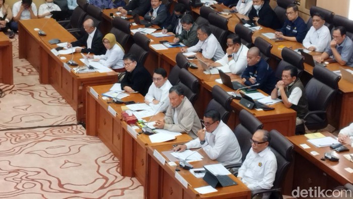 Menteri ESDM Arifin Tasrif Rapat di DPR