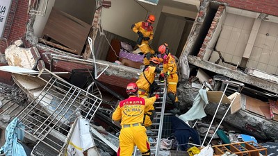 Momen Evakuasi Korban Gempa Taiwan dari Bangunan Nyaris Roboh