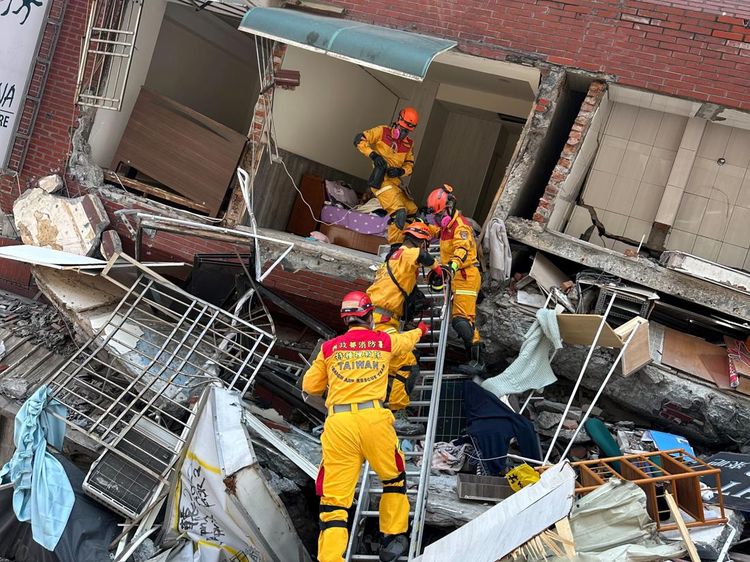 Momen Evakuasi Korban Gempa Taiwan dari Bangunan Nyaris Roboh