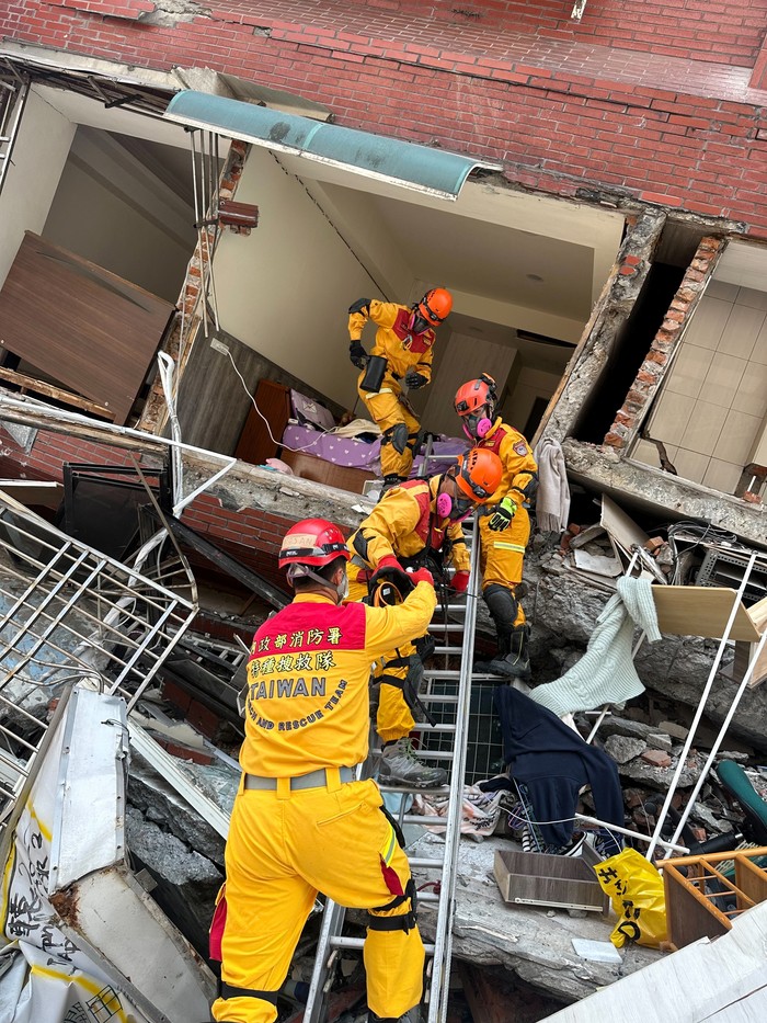 Momen Evakuasi Korban Gempa Taiwan dari Bangunan yang Roboh Firefighters work at the site where a building collapsed following the earthquake, in Hualien, Taiwan, in this handout provided by Taiwan's National Fire Agency on April 3, 2024. Taiwan National Fire Agency/Handout via REUTERS ATTENTION EDITORS - THIS IMAGE WAS PROVIDED BY A THIRD PARTY. NO RESALES. NO ARCHIVES.