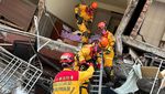 Momen Evakuasi Korban Gempa Taiwan dari Bangunan Nyaris Roboh