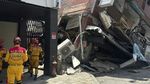 Momen Evakuasi Korban Gempa Taiwan dari Bangunan Nyaris Roboh