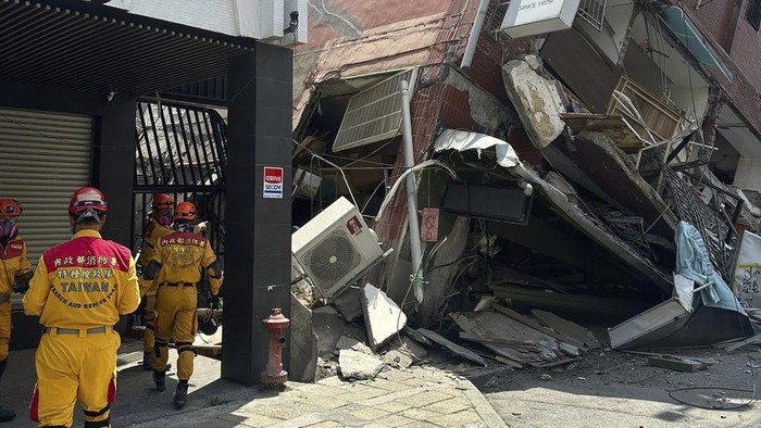 In this photo released by Taiwan’s National Fire Agency, members of a search and rescue team prepare outside a leaning building in the aftermath of an earthquake in Hualien, eastern Taiwan on Wednesday, April 3, 2024. Taiwans strongest earthquake in a quarter century rocked the island during the morning rush Wednesday, damaging buildings and creating a tsunami that washed ashore on southern Japanese islands. (Taiwan’s National Fire Agency via AP)